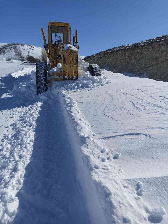 Tunceli’de Kapalı Bulunan 162 Köy Yolunu Açma Çalışmaları Sürüyor