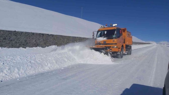 Tunceli’de Kapalı Bulunan 162 Köy Yolunu Açma Çalışmaları Sürüyor