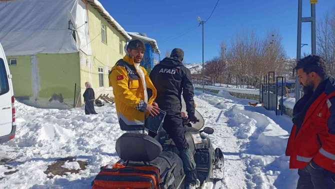 Yolları Kapanan Köydeki Koah Hastasına Kar Motoru İle Ulaşıldı