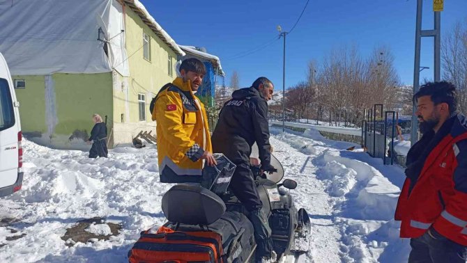 Yolları Kapanan Köydeki Koah Hastasına Kar Motoru İle Ulaşıldı
