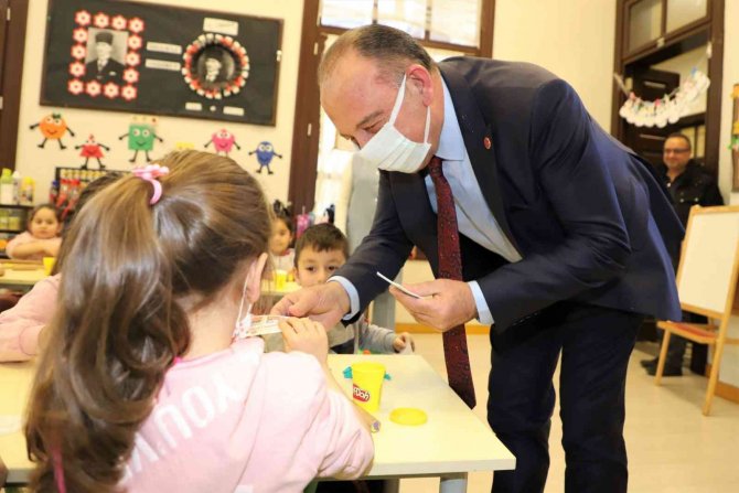 Başkan Akın’dan Minik Öğrencilere Yarıyıl Hediyesi