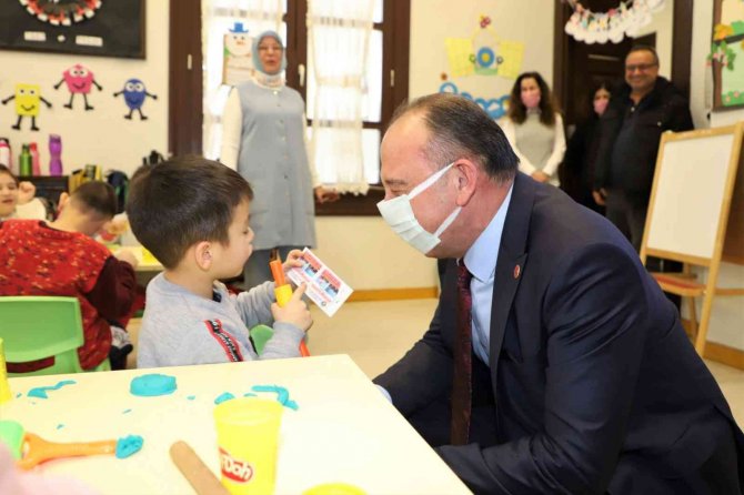 Başkan Akın’dan Minik Öğrencilere Yarıyıl Hediyesi