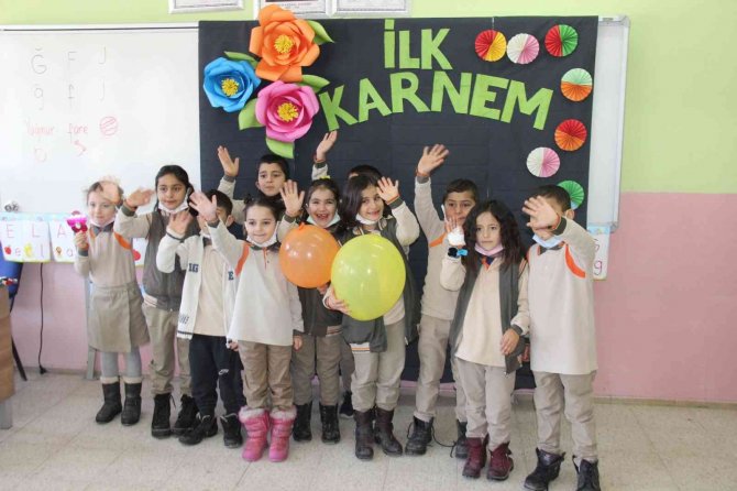 Yozgat’ta Öğrenciler Karnelerini Aldı