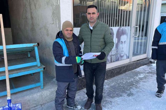 Öğretmen Öğrencisinin Karnesini Velisine Teslim Etti