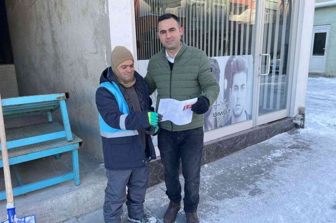 Öğretmen Öğrencisinin Karnesini Velisine Teslim Etti