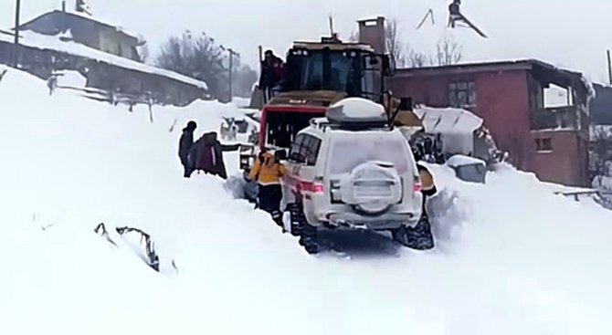 Yolu Kardan Kapanan Köydeki Hasta Kurtarıldı