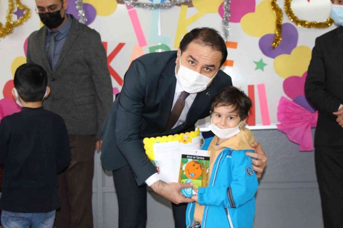 Yüreğir Kaymakamı Bingöl Öğrencilerin Karne Heyecanına Ortak Oldu