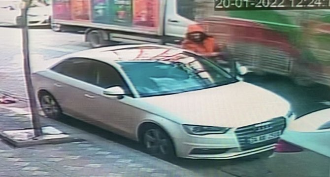 Otomobille Kamyonun Arasına Sıkışan Parmakları Koptu