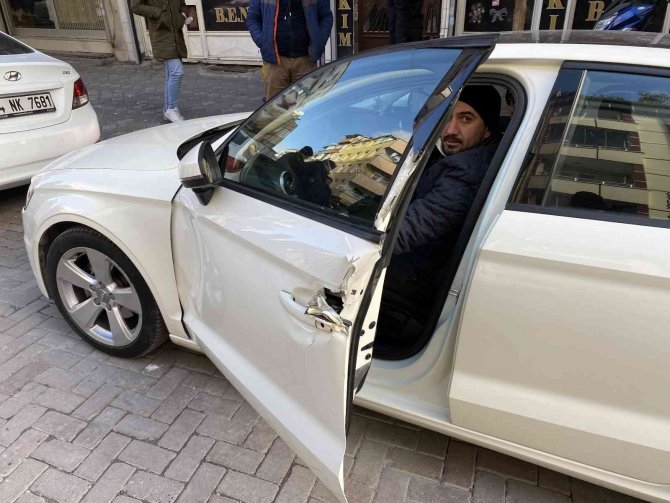 Otomobille Kamyonun Arasına Sıkışan Parmakları Koptu