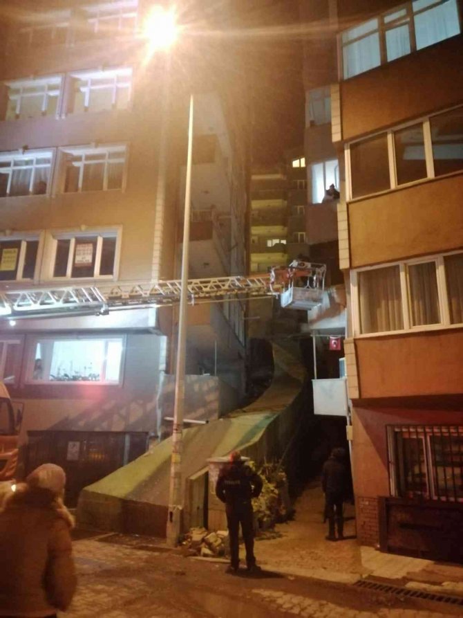 Balkondan İnmeyen Kedinin Yardımına İtfaiye Koştu