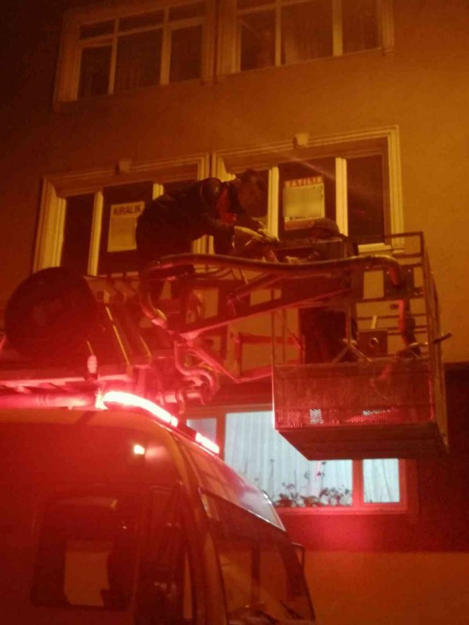 Balkondan İnmeyen Kedinin Yardımına İtfaiye Koştu