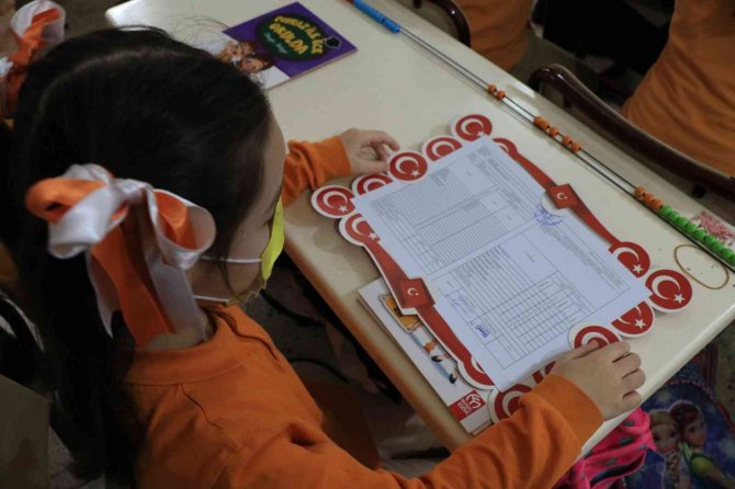 Zonguldak’ta Öğrencilerin İlk Karne Sevinci