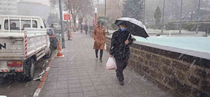 Afyonkarahisar’da Günlerdir Uyarısı Yapılan Kar Yağışı Başladı