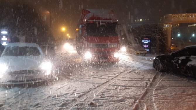 Afyonkarahisar’da Kar Yağışı Trafikte Kabusa Döndü
