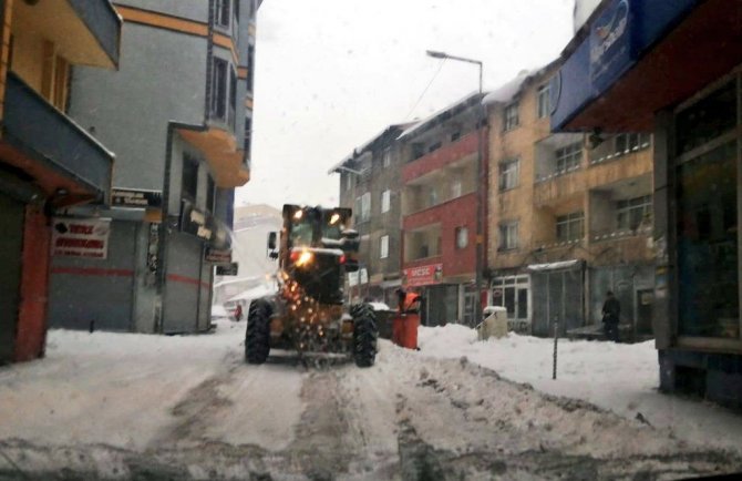 Ağrı Belediyesi Kar Çalışmalarını Aralıksız Sürdürüyor