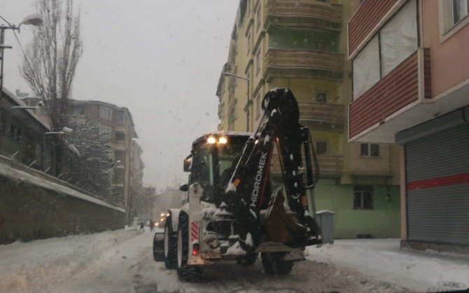 Ağrı Belediyesi Kar Çalışmalarını Aralıksız Sürdürüyor