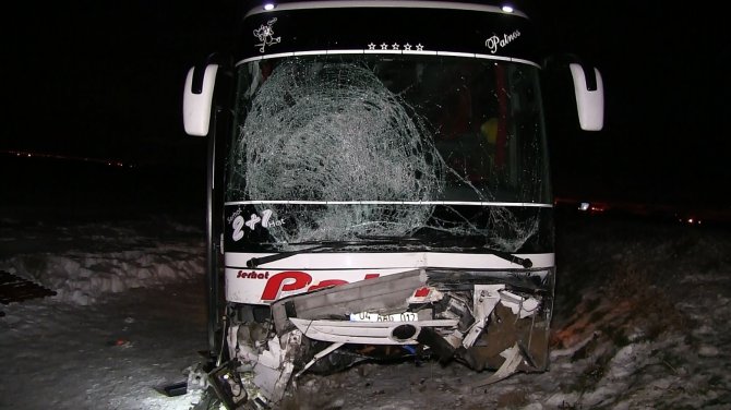 Yolcu Otobüsü Şarampole Düştü: 4 Yaralı