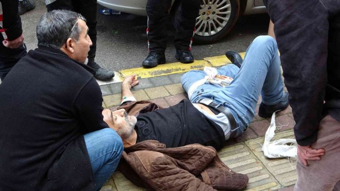 İ̇ki Arkadaşın Kavgasında Kan Aktı: 2 Yaralı