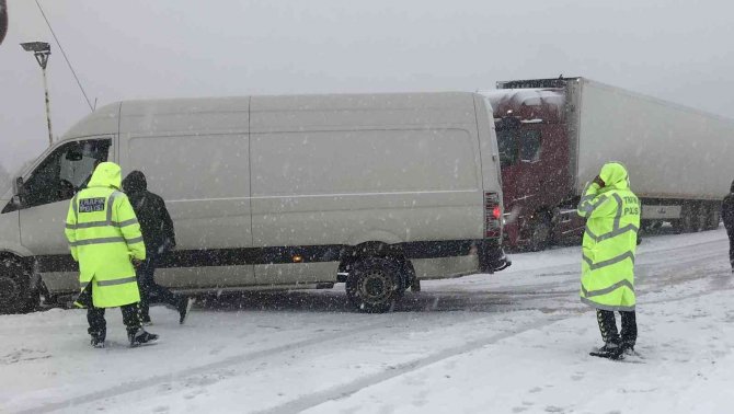 Akseki-seydişehir Karayolu Kar Ve Tipi Sebebiyle Tamamen Trafiğe Kapandı.