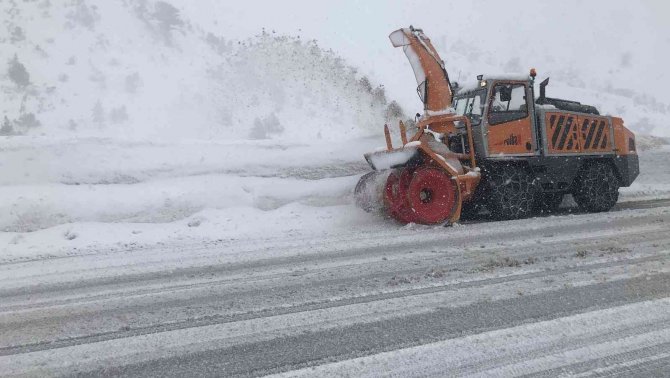 Akseki-seydişehir Karayolu Kar Ve Tipi Sebebiyle Tamamen Trafiğe Kapandı.