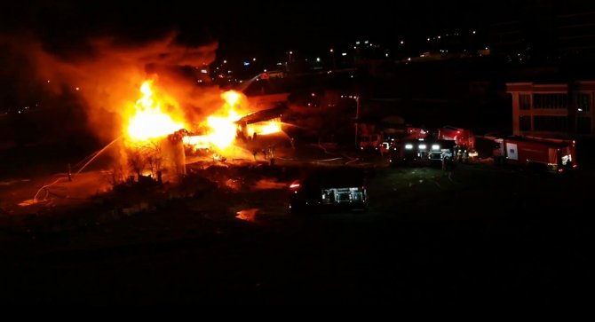 Arnavutköy’deki Fabrika Yangını Söndürüldü