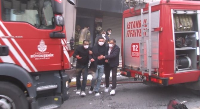 Bahçelievler’de Yangına Müdahale Etmeye Çalışan Kişi Dumandan Etkilendi