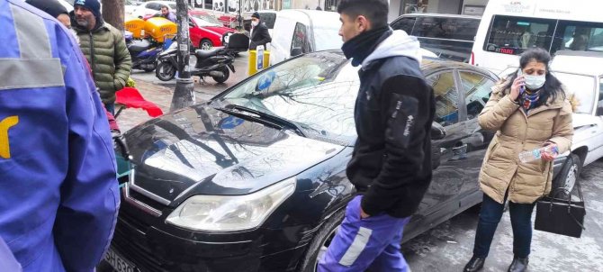 Freni Boşalan Otomobil Park Halindeki Araçlara Çarptı, 1 Çocuk Ezilmekten Kurtuldu
