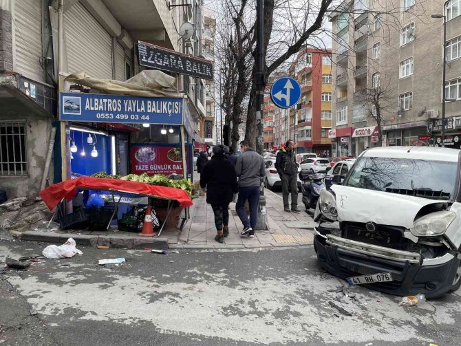 Freni Boşalan Otomobil Park Halindeki Araçlara Çarptı, 1 Çocuk Ezilmekten Kurtuldu