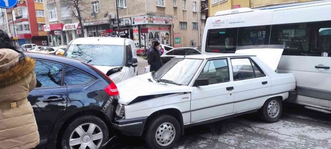 Freni Boşalan Otomobil Park Halindeki Araçlara Çarptı, 1 Çocuk Ezilmekten Kurtuldu