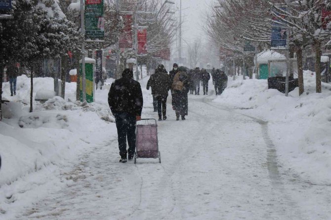 Bolu Kent Merkezinde Kar Yağışı Etkili Oluyor