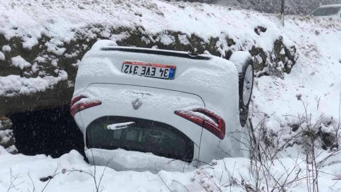 Uludağ Yolunda Kayan Araç Takla Attı: 3 Kişi Yaralandı