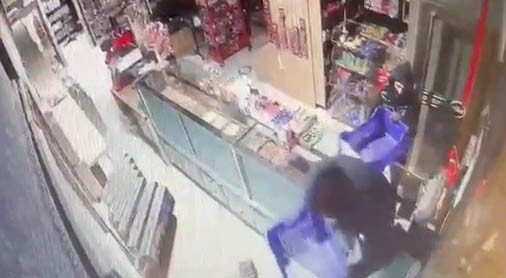 Bursa’da Kuruyemişçiye Giren Hırsızlar, 30 Bin Liralık Sigarayı Çalıp Kayıplara Karıştı