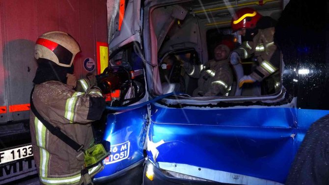 Bursa’da Minibüs Tırla Çarpıştı: 4 Yaralı