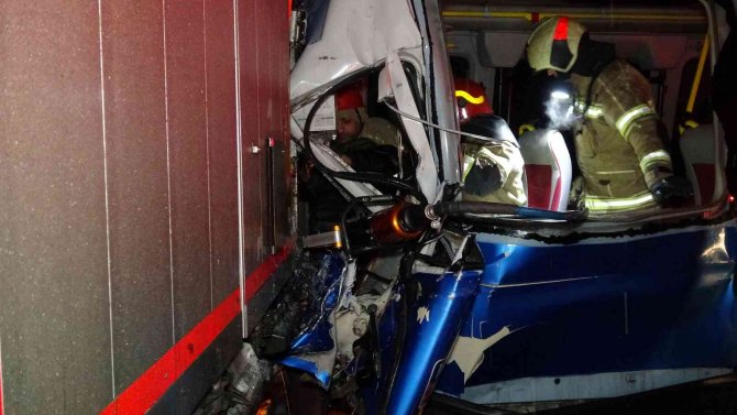 Bursa’da Minibüs Tırla Çarpıştı: 4 Yaralı