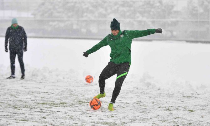 Bursaspor Yoğun Kar Yağışı Altında Eyüpspor Maçı Hazırlıklarını Tamamladı