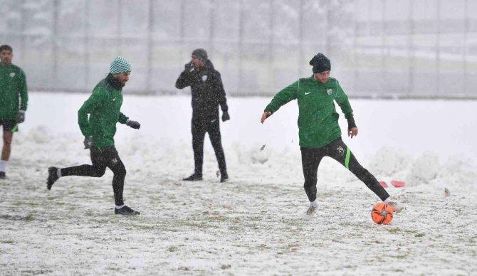 Bursaspor Yoğun Kar Yağışı Altında Eyüpspor Maçı Hazırlıklarını Tamamladı