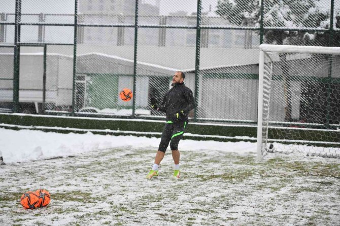 Bursaspor Yoğun Kar Yağışı Altında Eyüpspor Maçı Hazırlıklarını Tamamladı