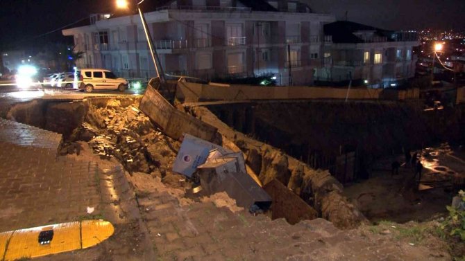 Büyükçekmece’de İstinat Duvarı Çöktü