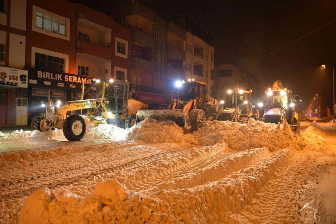 Caddelerden Temizlenen Karlar Ceyhan Nehri’ne Can Suyu Oluyor