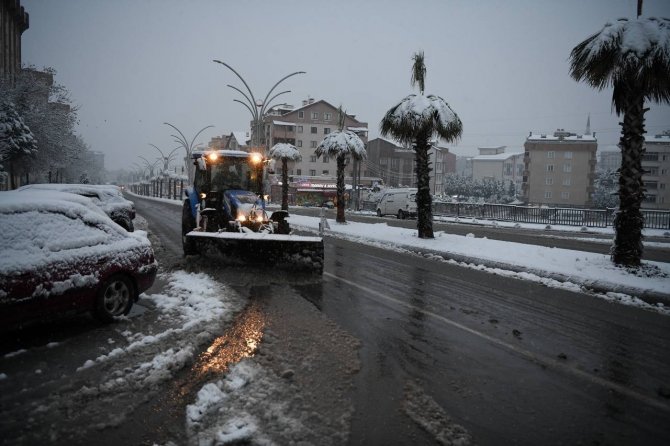 Çayırova’da Karla Mücadele Sürüyor