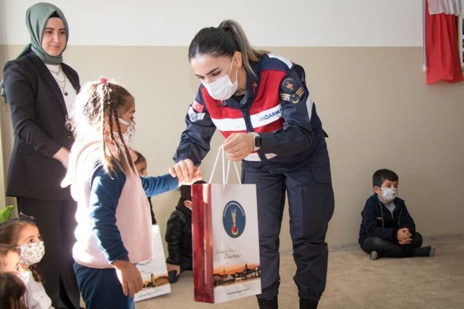Diyarbakır’da Jandarma Ekipleri Çocuklara Hediye Verip Birlikte Film İzledi