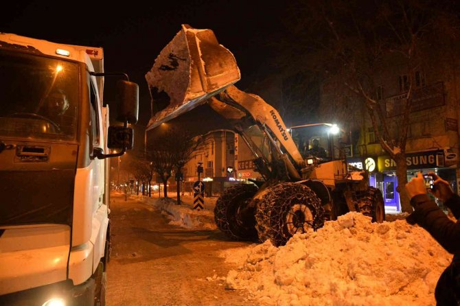 Caddelerden Temizlenen Karlar Ceyhan Nehri’ne Can Suyu Oluyor