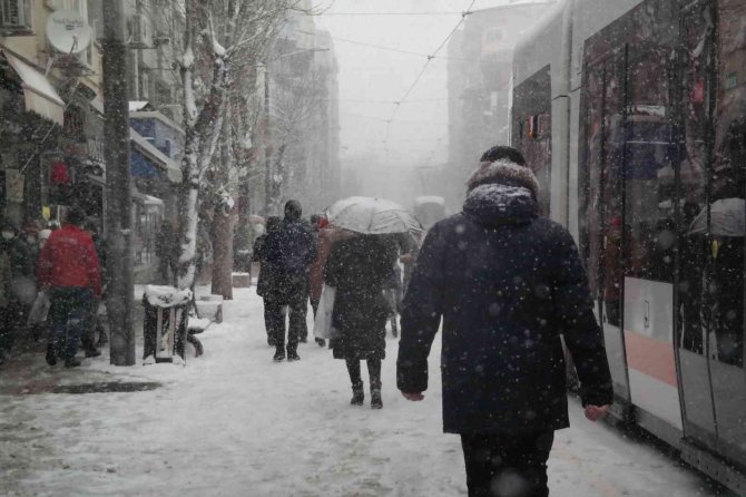 Eskişehir’de Kar Yağışı Etkisini Arttırdı