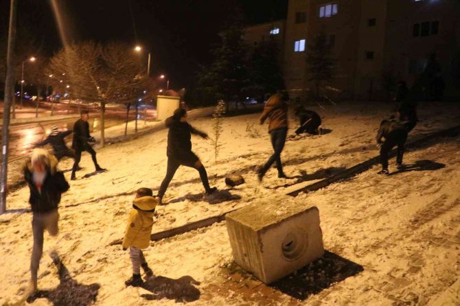 Gençler Kartopu Savaşı Ve Kayak Keyfi Yaparak Eğlendiler