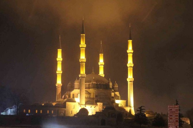 Gençler Kartopu Savaşı Ve Kayak Keyfi Yaparak Eğlendiler