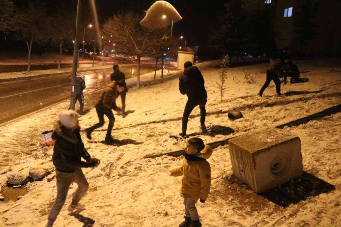 Gençler Kartopu Savaşı Ve Kayak Keyfi Yaparak Eğlendiler