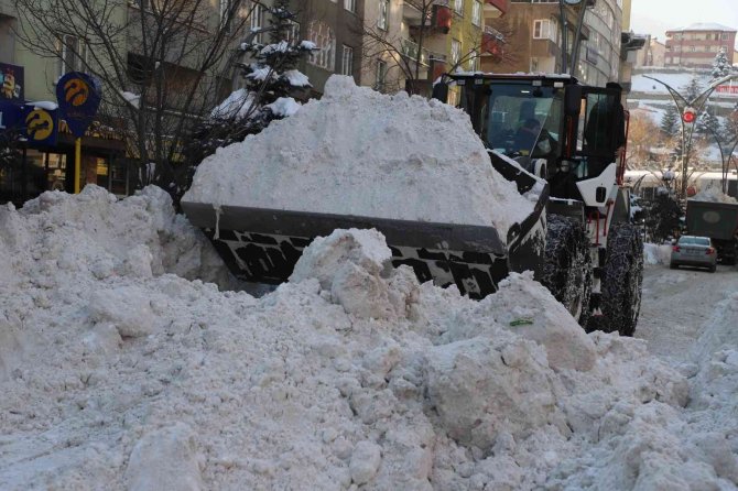 Hakkari’de Karla Mücadele Çalışmaları Sürüyor