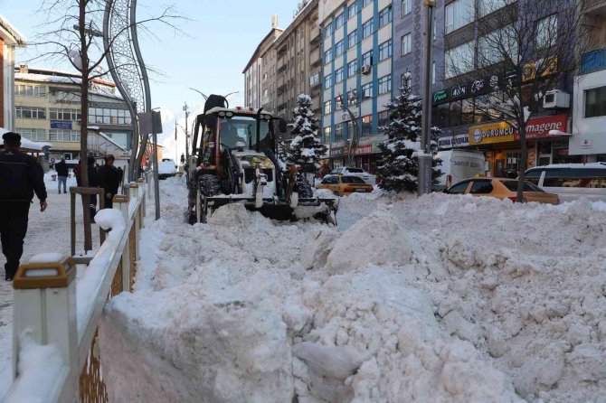 Hakkari’de Karla Mücadele Çalışmaları Sürüyor