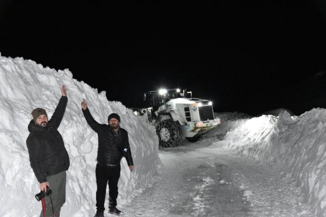 2800 Metre Yükseklikte Kardan Kapanan Yolları Açmak İçin Mücadele Ediyorlar