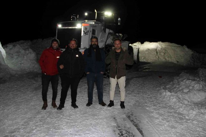 2800 Metre Yükseklikte Kardan Kapanan Yolları Açmak İçin Mücadele Ediyorlar